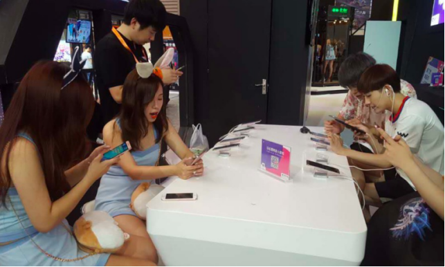 ChinaJoy2017-超级网红与showgirl激情碰撞，同桌游戏展台火花四射