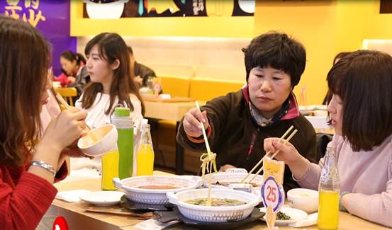 最火酸菜鱼加盟：酸菜鱼爱上米饭，就要“鱼你在一起”