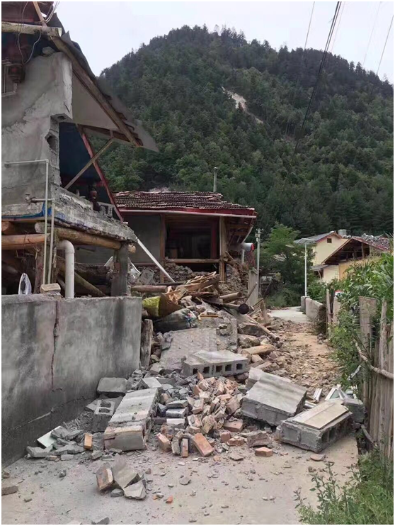 凤凰众筹赞助车队抵达九寨沟震区