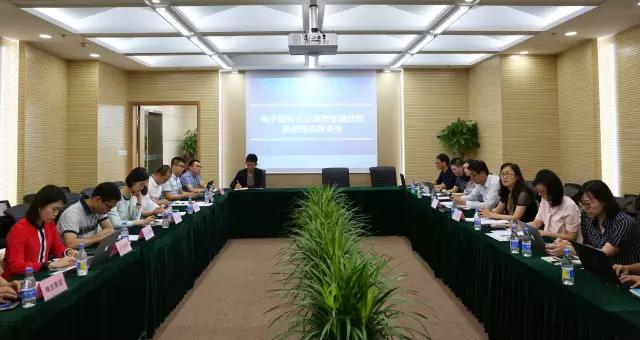陆书春秘书长指出，我国经济进入结构性调整阶段，消费成为经济增长新引擎，经济的转型升级为互联网消费金融的发展提供了历史机遇，现阶段人口结构特点也成就了消费金融市场巨大的发展空间。陆书春秘书长肯定了电商平台开展消费金融业务的优势，但更要重视合规和风险，希望与各从业机构共同努力，加强自律管理，促进行业健康发展。