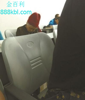 金百利报道：大学副教授带八旬病母上课：不影响教学，学生报以掌声