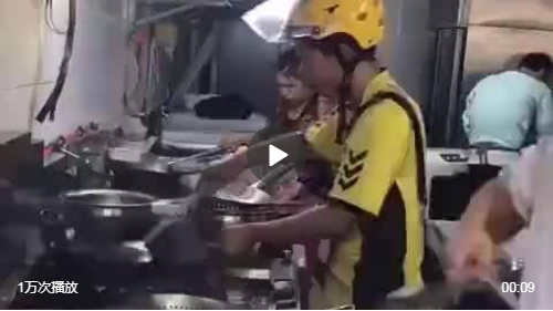 外卖小哥嫌炒菜慢亲自上阵 网友：被外卖耽误的大厨？