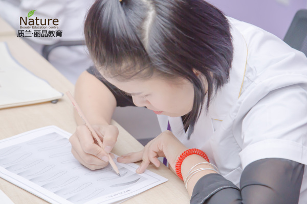 韩式半永久皮肤管理纹绣培训学校哪家好【质兰.丽晶】化妆纹眉培训领导品牌