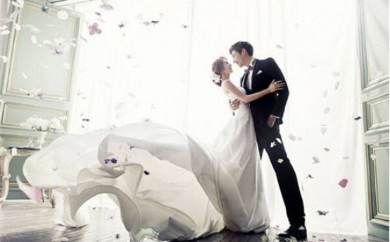 青岛拍套婚纱照需要准备什么---无敌嗨皮婚纱照【哪家好】