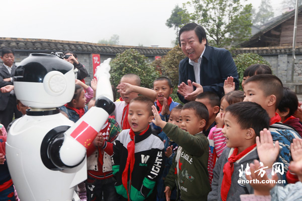 全国政协委员潘庆林携中国制造机器人走进脱贫山区十八洞村学校