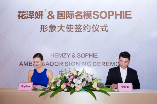 花泽妍签约国际名模Sophie 全面打响品牌新战略