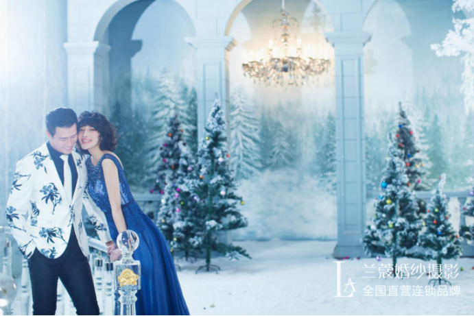 广州水下婚纱照多少钱？跟兰蔻婚纱摄影一起看看吧