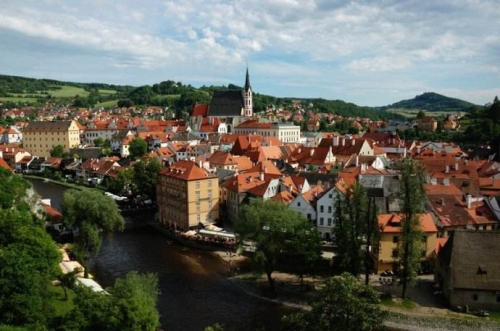 为什么特色小镇成为当今大部分房企发展的重点项目？