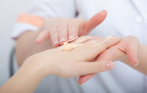 手足皲裂性湿疹怎么办？生活护理一定要到位