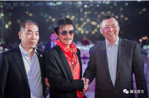 碱法总裁张跃华（左）、全才导演陈勋奇（中）、中科院杜昱光教授（右）合影