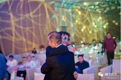 碱法总裁张跃华与全才导演陈勋奇热烈拥抱