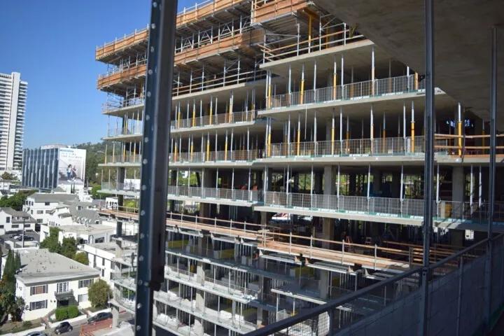 侨外美国投资移民EB-5西海岸1号项目Edition酒店和公寓封顶