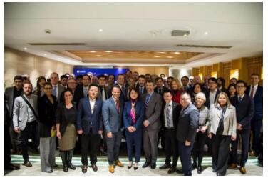 在金诚集团的易明和观里 一群加拿大客人说得到了“皇帝般”的享受