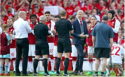 温格告别战阿森纳5-0伯恩利亚游英超暖心一幕