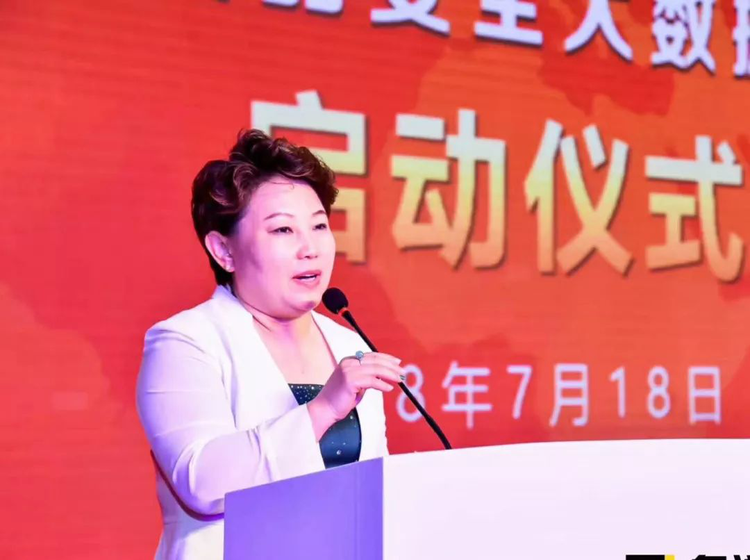 人民国肽集团荣获“中国食品安全工程生物活性肽专业技术示范单位”(右三)