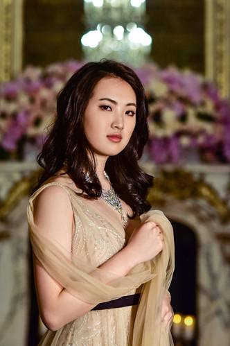侨外出国：任正非小女儿巴黎名媛舞会惊艳登场